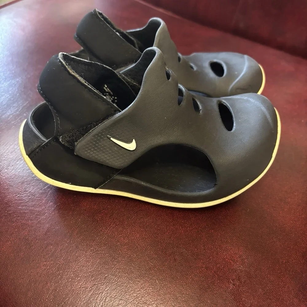 Nike Childs Slip On Croc Style Shoes Strap Closure Size 9 Child Black Play Comfy